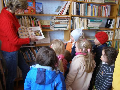 Deti z MŠ na návšteve v obecnej knižnici 2012