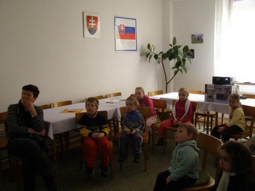 Deti z MŠ na návšteve v obecnej knižnici 2012